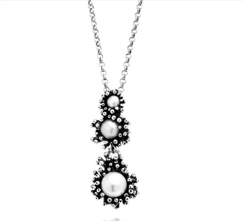 Elegant Silver Pendant with Lustrous Pearls